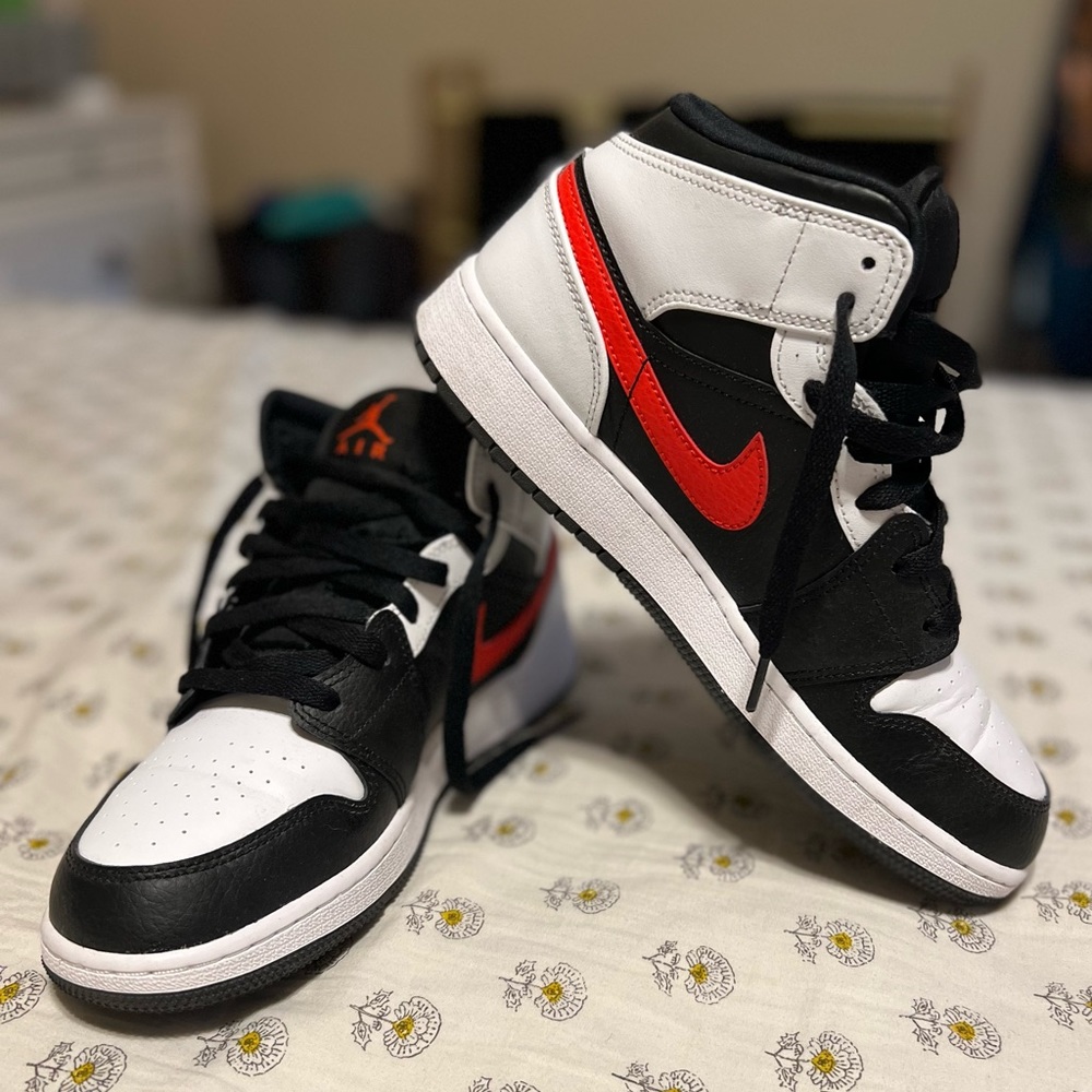 EUC Air Jordan 1 Mid White/Black/Chile Red Size 6.5 Big Kid (Size 8 Wmns)